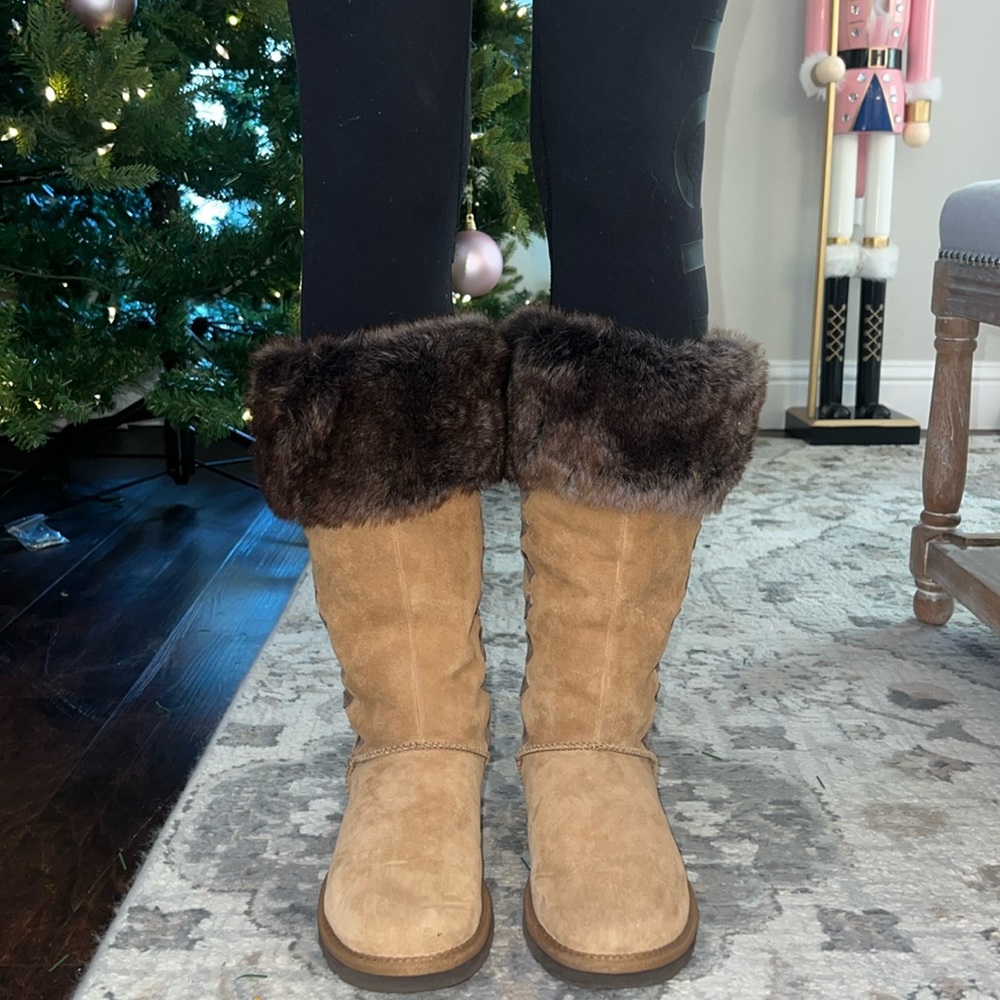 Women’s tall uggs with fur around the top. Size 6